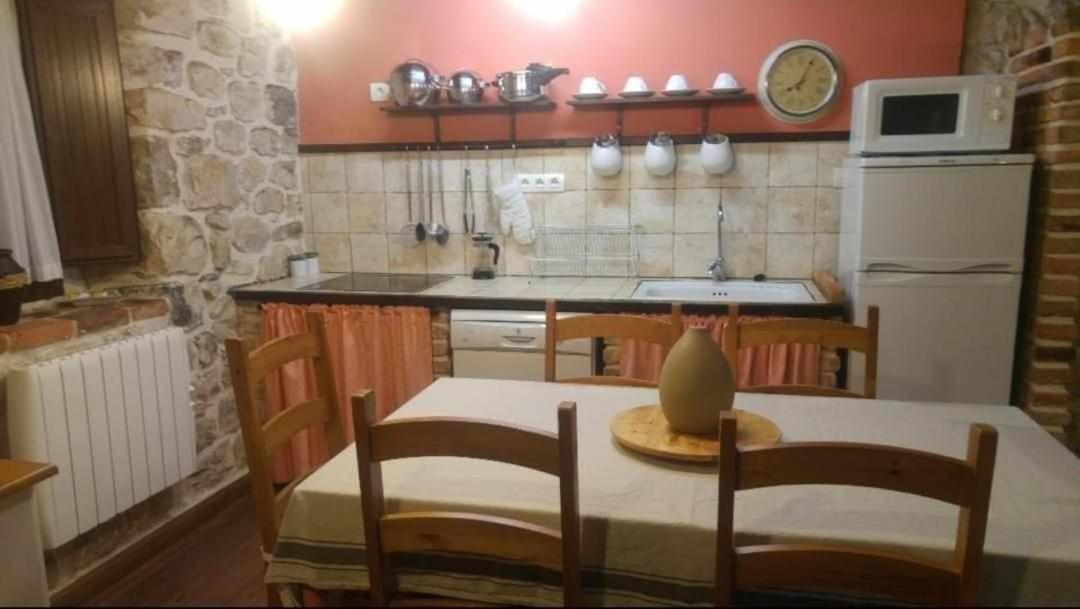 La Gesta Picos De Europa Villa Poo  Luaran gambar