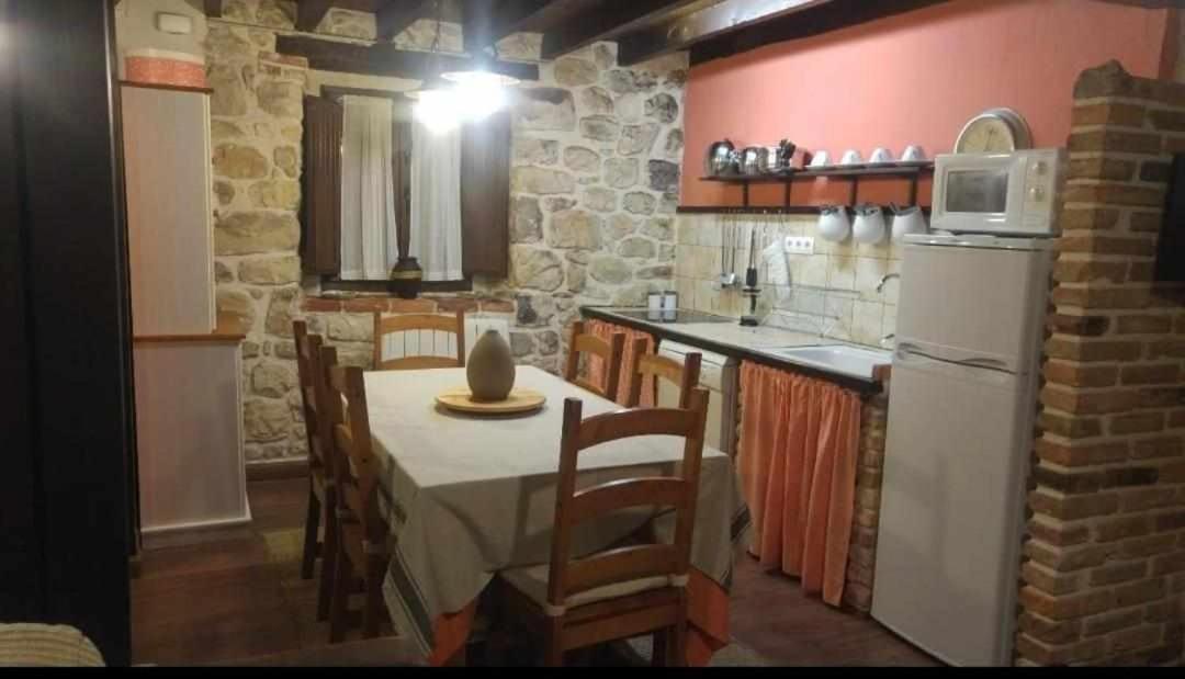 La Gesta Picos De Europa Villa Poo  Luaran gambar